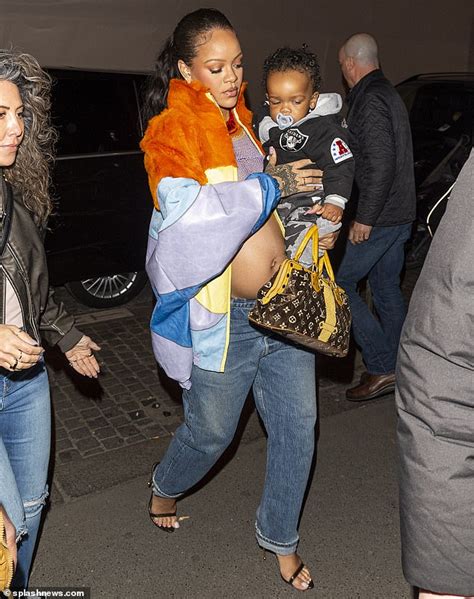 Pregnant Rihanna showcases growing。